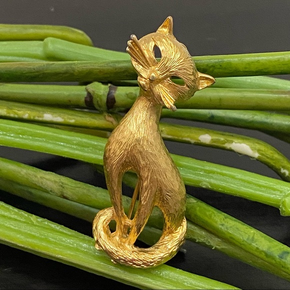 Vintage MONET Brushed Gold Tone Kitty Cat Brooch - Picture 6 of 10